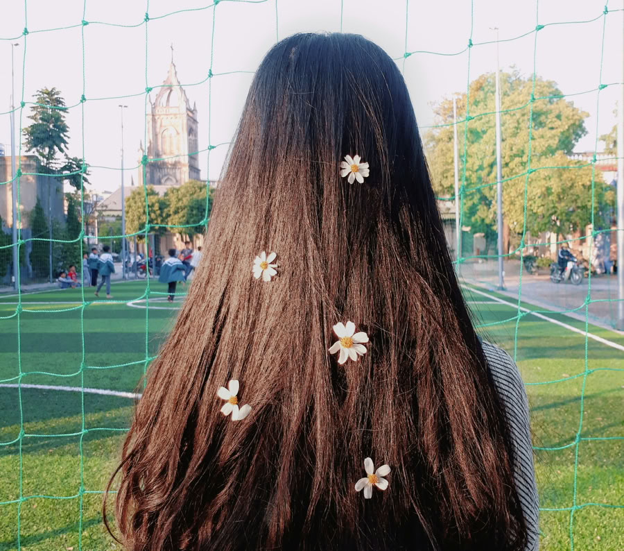 Femme En Chemise à Manches Longues Jaune Tenant Un Foulard Blanc Et Noir